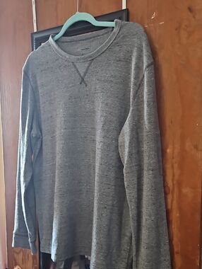 Men's Grey Long-Sleeve Crewneck Shirt